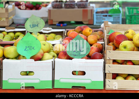 Varie le mele frutta in casse al mercato degli agricoltori Foto Stock