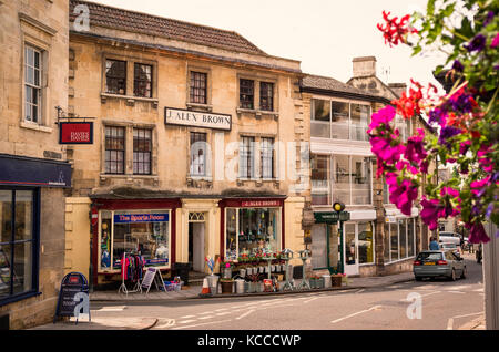 Scena di strada in Bradford on Avon Wiltshire, Inghilterra UK dotate di J. Alex Brown's ferramenta negozio con merce in vendita overspilling sul marciapiede di unità organizzativa Foto Stock