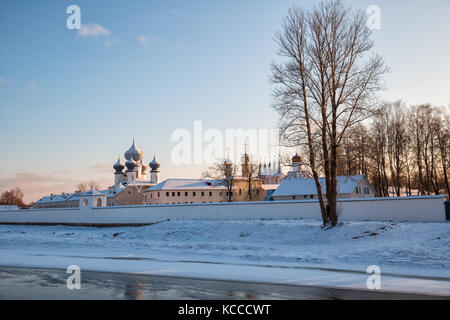 Tikhvin assunzione monastero. vista dal fiume tikhvinka Foto Stock