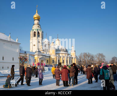 Vologda, Russia - 07 gennaio 2016: la gente guarda le prestazioni gruppo di danza nella piazza della città e il giorno di Natale. Foto Stock