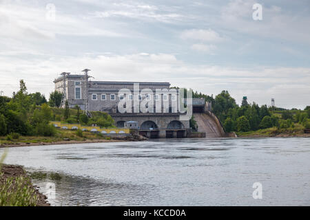 Narva centrale idroelettrica sul fiume narva sul confine della Russia ed Estonia Foto Stock