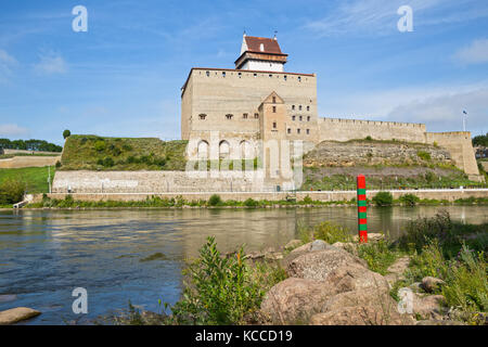 Posto di frontiera sul confine tra Russia ed Estonia sul fiume narva. Foto Stock