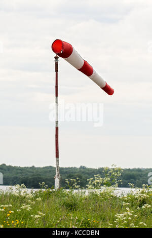 Indicatore del vento sulla riva del lago, vento forte Foto Stock