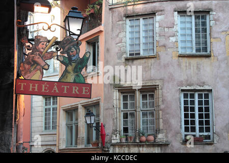 LIONE, FRANCIA, 1 NOVEMBRE 2014 : Place de la Trinite di Lione è al centro della zona classificata come Patrimonio Mondiale dell'Umanità. Il quadrato è particularl Foto Stock