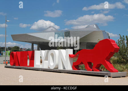 LIONE, FRANCIA, 4 settembre 2015 : OnlyLyon, la parola di marchio della città di fronte al 'Musee des Confluences', un museo di scienza e antropologia al Foto Stock