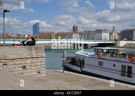 LIONE, FRANCIA, 9 aprile 2016 : rive del fiume Rodano nella città di Lione. Foto Stock