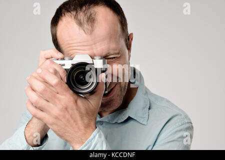 Coppia uomo caucasico in blu t-shirt di studiare per utilizzare una fotocamera digitale Foto Stock