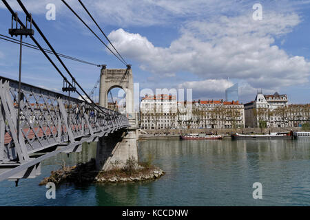 LIONE, FRANCIA, 9 aprile 2016 : Ponte pedonale chiamato Passerelle du College sul fiume Rodano nella città di Lione. Foto Stock