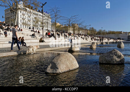 LIONE, FRANCIA, 10 aprile 2016 : rive del fiume Rodano nella città di Lione. Le banche della banca di sinistra hanno beneficiato di un accordo notevole Foto Stock