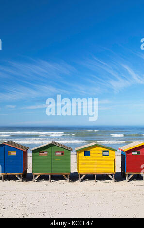 Ombrelloni sulla spiaggia muizenburg, cape town, Western Cape, Sud Africa Foto Stock