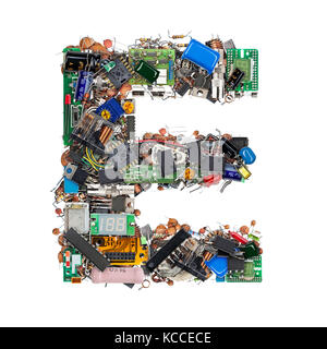 Lettera e fatta di componenti elettronici isolati su sfondo bianco Foto Stock
