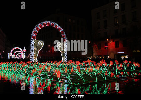 LIONE, FRANCIA, 7 DICEMBRE : il Festival annuale delle luci si svolge sui monumenti della città, il 7 dicembre 2013 a Lione, Francia. Festival di li Foto Stock