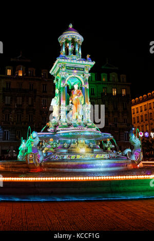 LIONE, FRANCIA, 8 dicembre 2016 : luci sulla fontana di Jacobins. Il Festival delle luci esprime gratitudine verso Madre Maria intorno al 8th dicembre Foto Stock