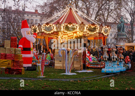 LIONE, FRANCIA, 17 dicembre 2016 : il mercatino di Natale di Lione, un villaggio di più di 130 chalet sulla Place Carnot permette a tutti di trovare il mag Foto Stock