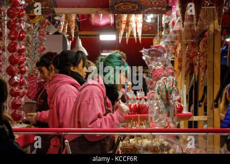 LIONE, FRANCIA, 17 dicembre 2016 : il mercatino di Natale di Lione, un villaggio di più di 130 chalet sulla Place Carnot permette a tutti di trovare il mag Foto Stock