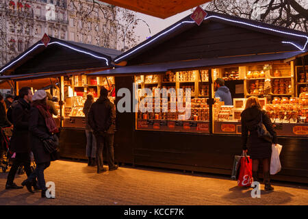 LIONE, FRANCIA, 17 dicembre 2016 : il mercatino di Natale di Lione, un villaggio di più di 130 chalet sulla Place Carnot permette a tutti di trovare il mag Foto Stock