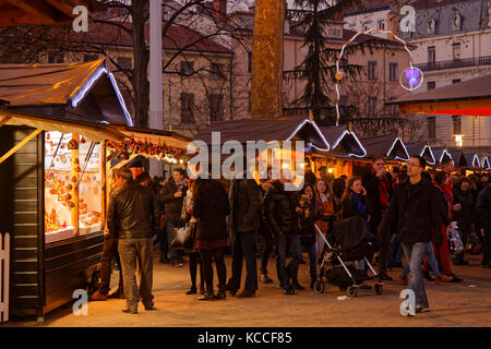 LIONE, FRANCIA, 17 dicembre 2016 : il mercatino di Natale di Lione, un villaggio di più di 130 chalet sulla Place Carnot permette a tutti di trovare il mag Foto Stock