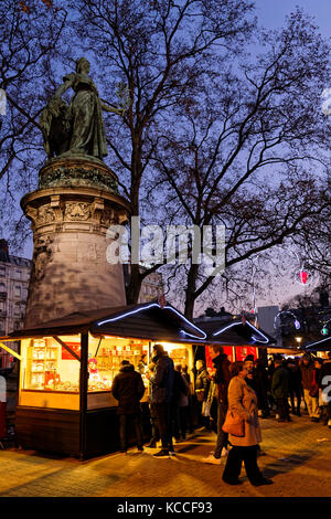 LIONE, FRANCIA, 17 dicembre 2016 : il mercatino di Natale di Lione, un villaggio di più di 130 chalet sulla Place Carnot permette a tutti di trovare il mag Foto Stock