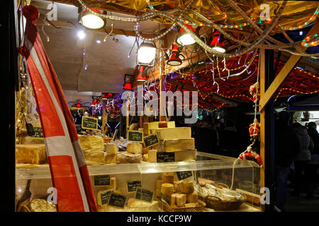 LIONE, FRANCIA, 17 dicembre 2016 : il mercatino di Natale di Lione, un villaggio di più di 130 chalet sulla Place Carnot permette a tutti di trovare il mag Foto Stock