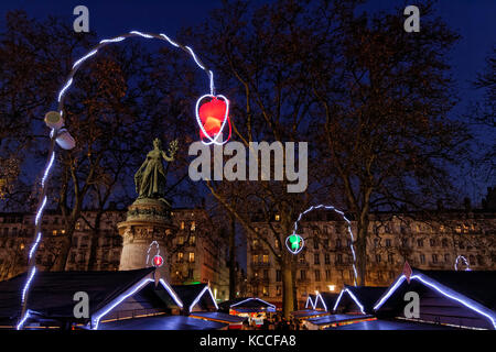 LIONE, FRANCIA, 17 dicembre 2016 : il mercatino di Natale di Lione, un villaggio di più di 130 chalet sulla Place Carnot permette a tutti di trovare il mag Foto Stock