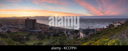 Vista della spiaggia di muizenberg presso sunrise, cape town, Western Cape, Sud Africa Foto Stock