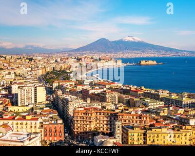 Panoramica vista aerea di Napoli con la insolitamente nevoso vulcano Vesuvio. campania, Italia meridionale Foto Stock