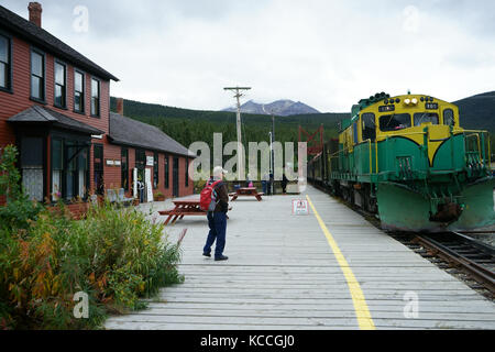 Treno a arriing Carcross storica stazione ferroviaria, Carcross, Yukon Territory, Canada Foto Stock