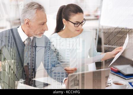 Colleghi professionisti che lavorano sul progetto insieme Foto Stock