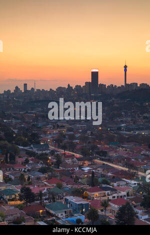 Vista della skyline al tramonto, Johannesburg gauteng, sud africa Foto Stock