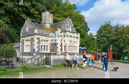 Swanbourne Lodge, un edificio storico in pietra utilizzata come un cafè al Lago Swanbourne in Arundel, West Sussex, in Inghilterra, Regno Unito. Foto Stock