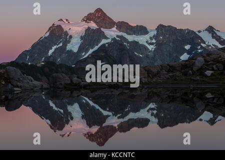 Mount Shuksan riflessa in un tarn su La corale Kulshan Ridge, il Monte Baker deserto, North Cascades, Washington, Stati Uniti d'America. Foto Stock