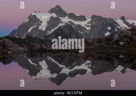 Mount Shuksan riflessa in un tarn sul Crinale La corale Kulshan dopo il tramonto, il Monte Baker deserto, North Cascades, Washington, Stati Uniti d'America. Foto Stock