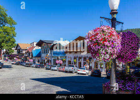 Front Street a Leavenworth, un villaggio in stile bavarese nelle Cascade Mountains nel centro dello stato di Washington nella contea di Chelan, Washington, Stati Uniti Foto Stock