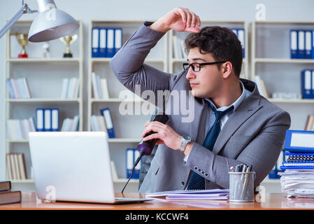 Imprenditore sudorazione eccessiva odorare cattivo in ufficio presso il posto di lavoro Foto Stock