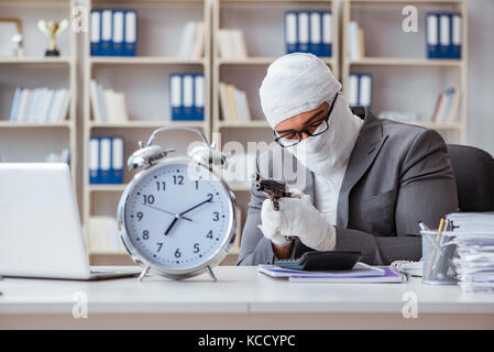 Imprenditore bendato lavoratore lavora in ufficio facendo di documenti cartacei Foto Stock