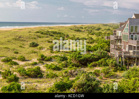 Avon, Outer Banks, North Carolina, Stati Uniti d'America. Una casa al mare su un isola barriera, Oceano Atlantico off Beach. Foto Stock