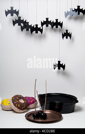 Halloween con dipinto luminosamente zucche e pipistrelli sagome su sfondo bianco Foto Stock