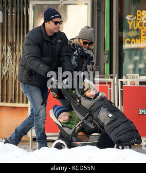 New YORK, NY - 21 GENNAIO: Naomi Watts e Liev Schreiber hanno portato i loro figli Sasha e Samuel fuori al Children's Museum nel centro di Manhattan il 21 gennaio 2011 a New York City. Persone: Naomi Watts Liev Schreiber Sasha Samuel Trasmissione Ref: Mnc15 Credito: Hoo-Me.com/Mediapunch Foto Stock