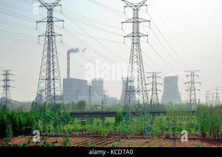 Il carbone cinese alimentato 1.3 MW di generazione di energia elettrica della stazione di potenza a yangliuqing sul lato ovest della città di Tianjin, Cina. torri di raffreddamento e tralicci a griglia Foto Stock