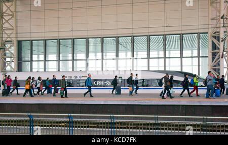 Treno bullet elettrico ad alta velocità cinese sulla linea ferroviaria di Pechino Shanghai alla stazione ferroviaria di Tianjin Sud, provincia di Tianjin. Foto Stock