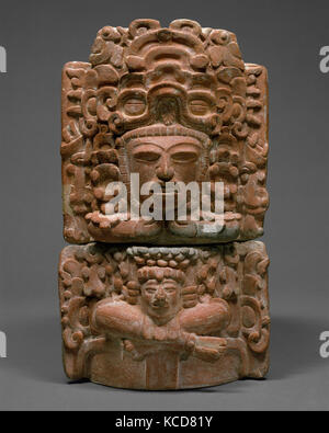 Figura seduta incensiere (Incensario), 5th-VI secolo, Guatemala, Mesoamerica, Maya, ceramica, H. 14 3/4 in. (37,5 cm), Ceramica Foto Stock