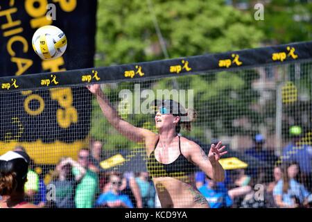 Player finessing un colpo in rete durante i quarti di finale al AVP 2017 donne campionati Chicago tenutosi a Chicago, Illinois, Stati Uniti d'America. Foto Stock
