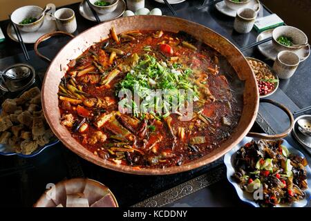 Cucina tradizionale cinese. Stufato della provincia dello Yunnan. Tipico piatto tradizionale a base di pesce e verdura della popolazione etnica Naxi sulla riva del lago Lashi, Lijiang Foto Stock