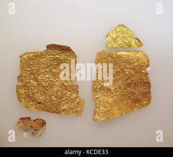 Frontlet di foglia oro, oro, altri: 2 1/16 x 2 1/8 in. (5,2 × 5,4 cm), oro e argento Foto Stock