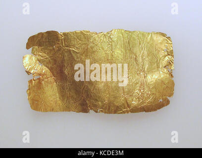 Frontlet di foglia oro, oro, altri: 1 7/16 x 2 5/8 in. (3,7 × 6,7 cm), oro e argento Foto Stock