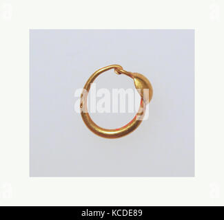 Orecchini con semplice anello e disco, oro, diametro: 9/16 x 1/4 in. (1,5 x 0,6 cm), oro e argento Foto Stock