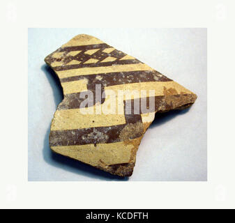 Sherds, Samarra, ca. metà-7th millennio A.C. Mesopotamia, Samarra, Samarra, ceramica, vernice, 8,8 cm x 8,6 cm x 0,8 cm, ceramica Foto Stock