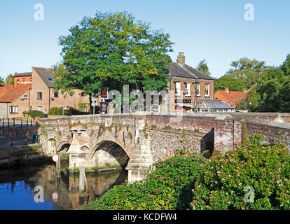 Una vista del vescovo storico ponte sul fiume Wensum in Norwich, Norfolk, Inghilterra, Regno Unito. Foto Stock