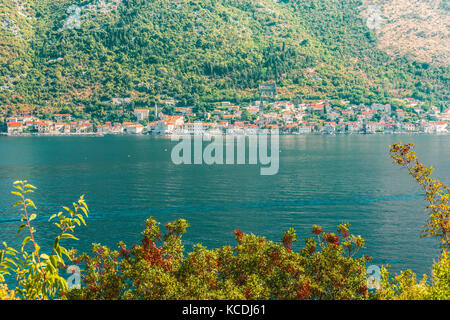 Vista della città di perast sull'altro lato della Baia di Kotor, Montenegro. Foto Stock