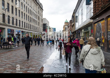 Argyle St acquirenti su un umido mattino opaco, Glasgow, regione di Strathclyde, Scozia, Regno Unito Foto Stock